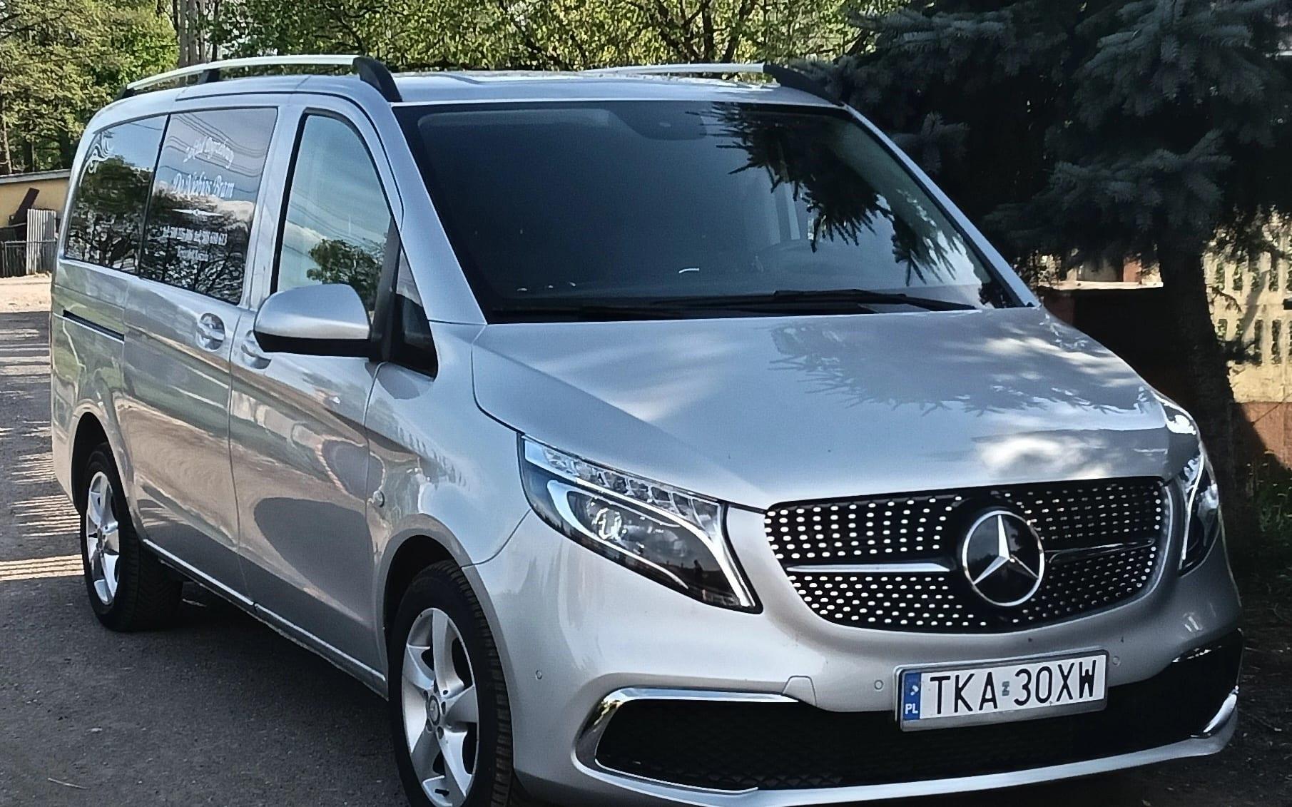 Zdjęcie srebrnego karawanu pogrzebowego marki mercedes